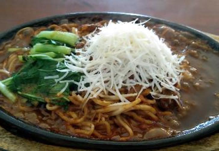 Mie Ayam 5000 Pojok: Kenikmatan yang Menggigit Jiwa di Jantung Cilacap