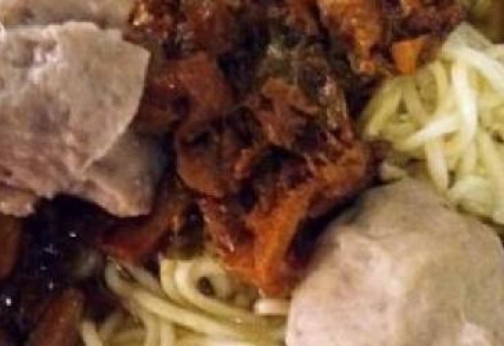 Mie Ayam 5000: Kenikmatan yang Menggigit Jiwa di Pojok Jalan Madura